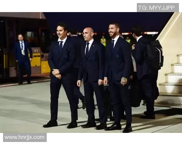 西装加身的足球巨星场外风采展现优雅气质与时尚魅力 西装加身的足球巨星场外风采展现优雅气质与时尚魅力